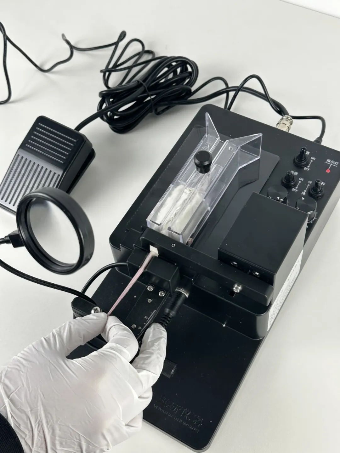 No more blind tail vein injections! A new device can light up mouse blood vessels, boosting experimental success rates.